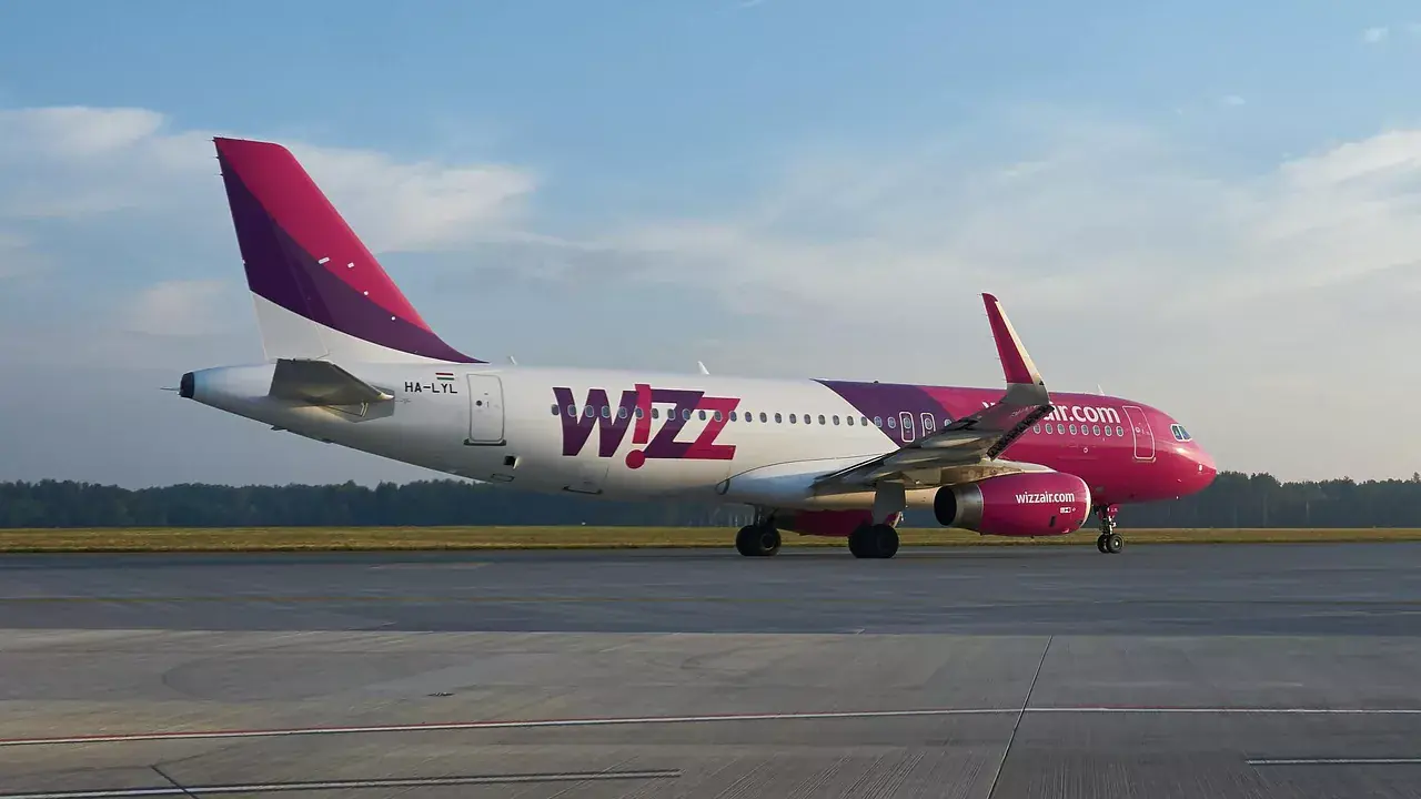 A Wizz Air normál díjas ügyfélszolgálati számot vezet be