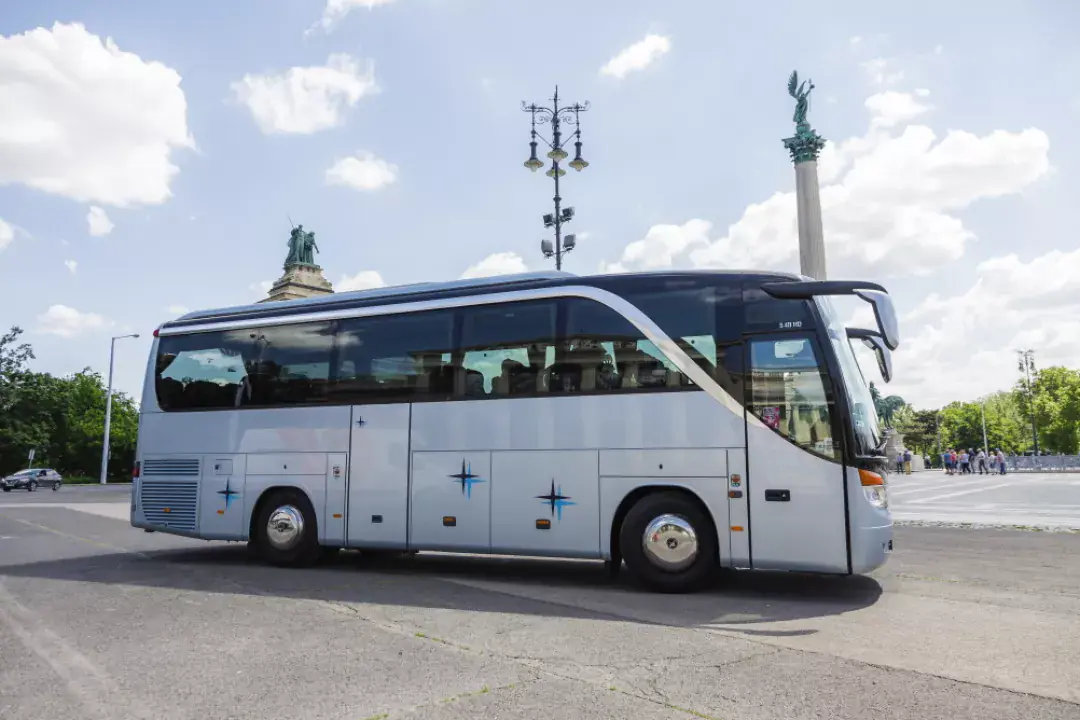 Buszbérlés városnézéshez: szabadság kompromisszumok nélkül