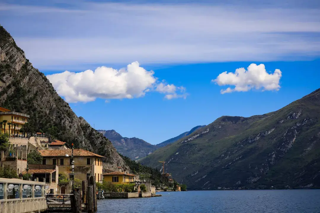 Fedezd fel a Comói-tó és a Garda-tó varázslatos tájait  Milánó-Malpensa repülőtérre érkezve