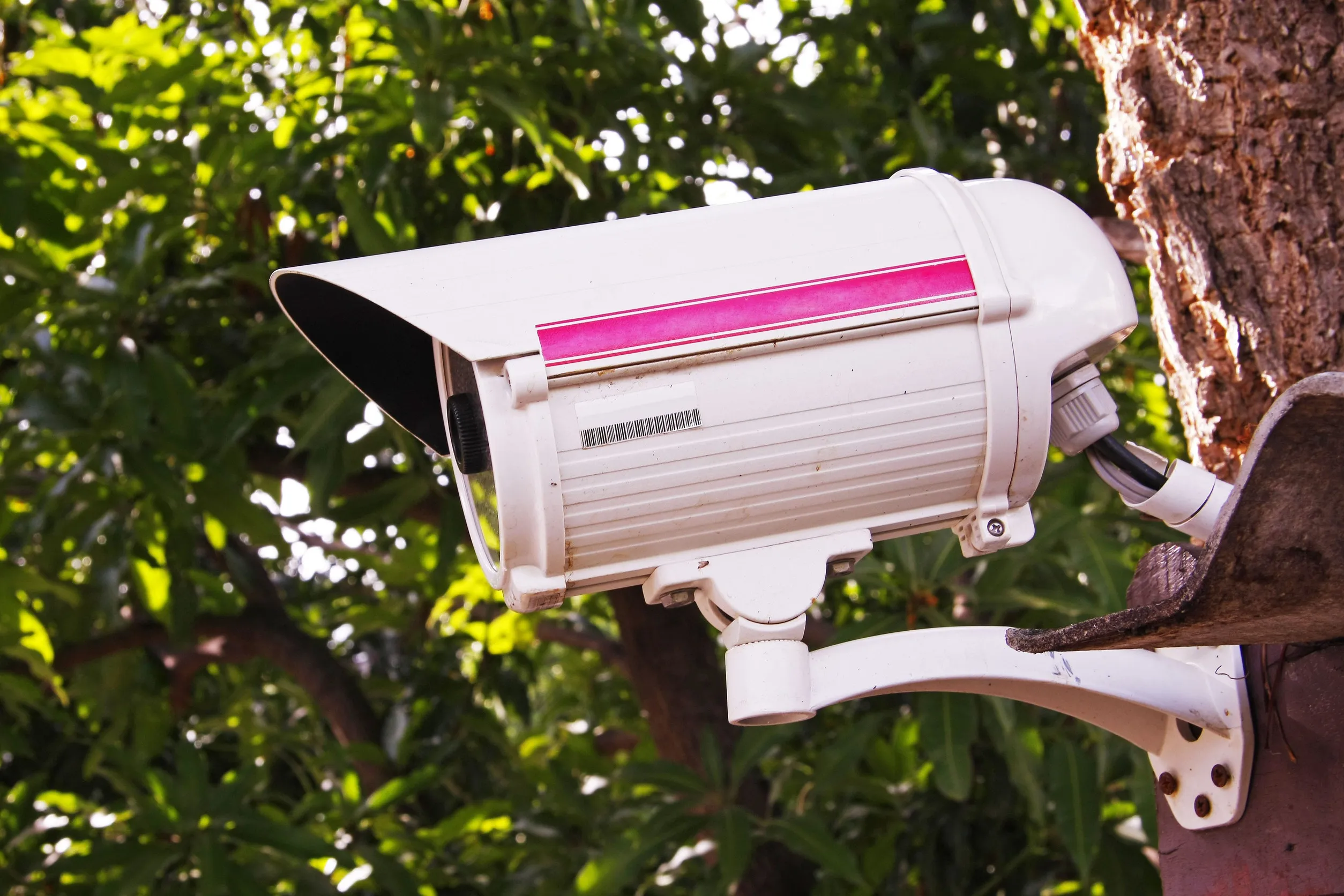 Így védd a családi házad, amíg nyaralsz: modern betörésvédelem, okoseszközök és költségpéldák 2026-ra