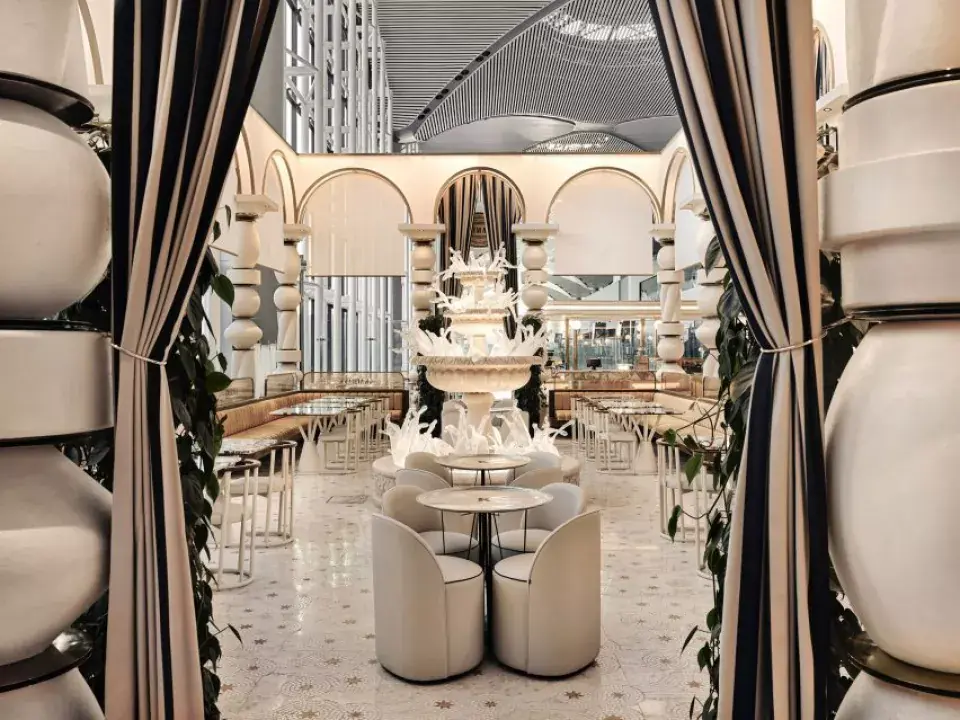 Kőből és üvegből készült szökőkút az Isztambuli reptéren