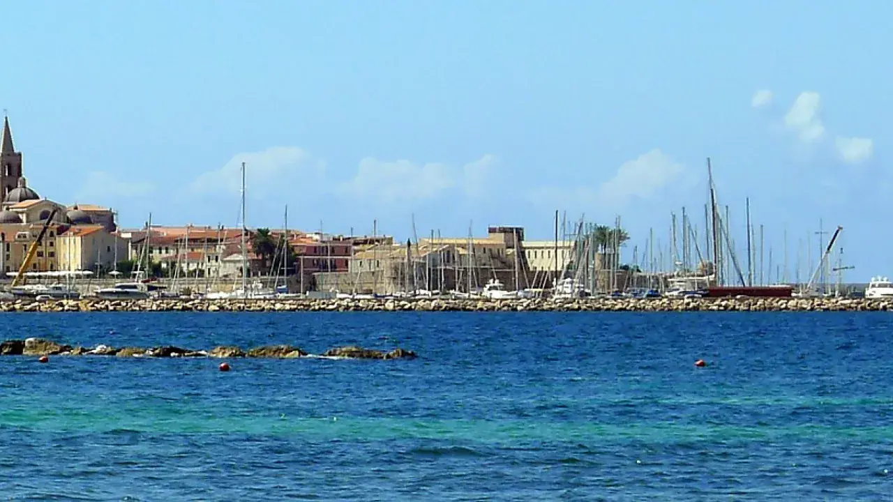 Kössetek ki pár napra Alghero mediterrán kikötőjében