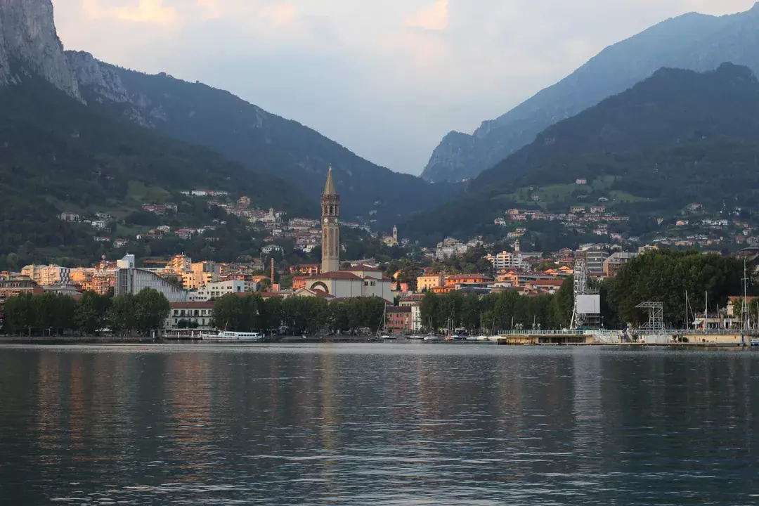 Meseszép város a hegyek között, irány Lecco