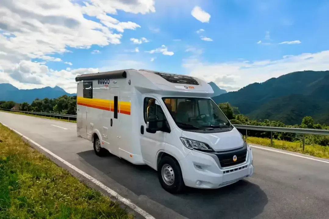 Nem átverés, a cég azzal spórol, hogy 1 euró/éjszaka áron bérelheted a lakóautókat