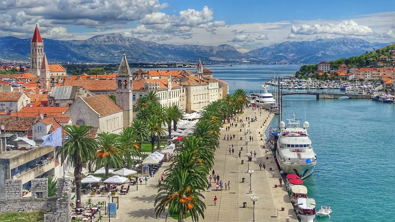 Nyári program kavalkád Trogir városában